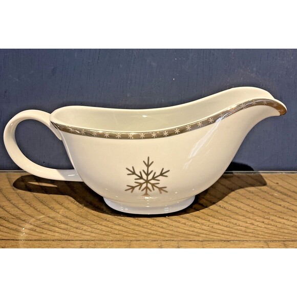 Target FIRST FROST 12oz Footed Gravy Boat Silver Snowflake Holiday 2010 Mint - Picture 1 of 8